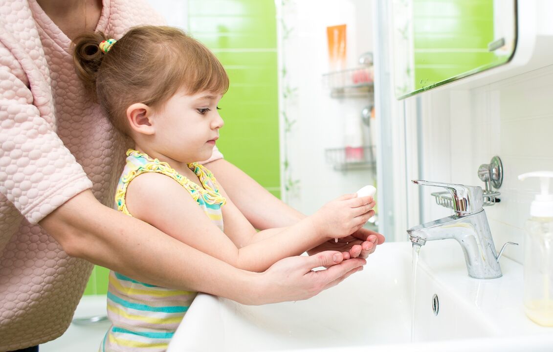 мытьё рук с мылом для профилактики заражения паразитами
